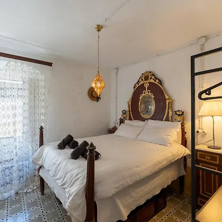 House In The Center Of توسا ذي مار